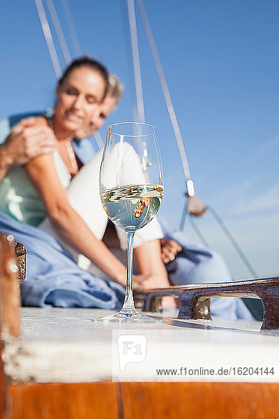 Paar auf Jacht mit Wein