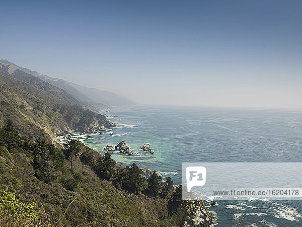 Blick auf das Meer und die Küste von Big Sur  Kalifornien  USA