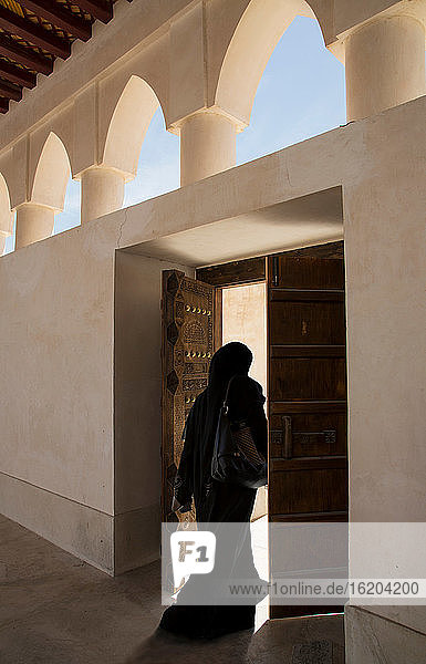 Arabische Frau beim Verlassen einer Moschee  Doha  Katar