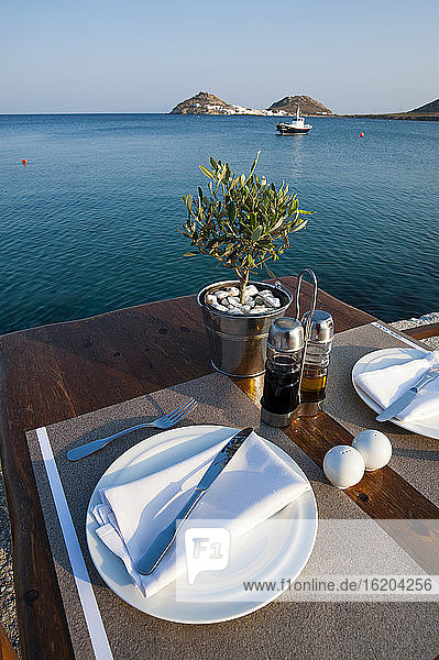 Tisch für zwei im Restaurant  Mykonos  Kykladen  Griechenland