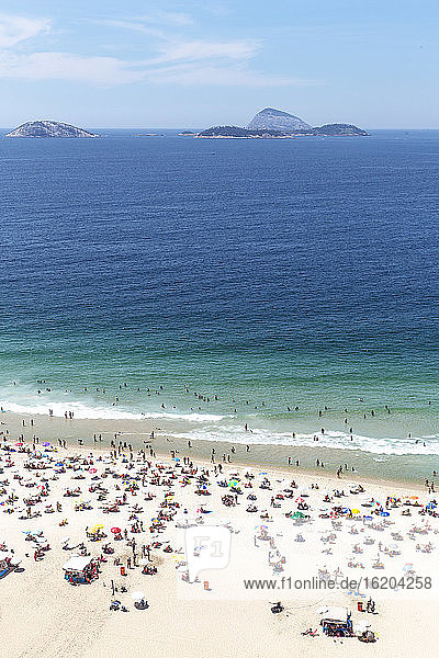 Touristen am Strand  Cagarras-Inseln in der Ferne  Ipanema  Rio de Janeiro  Brasilien