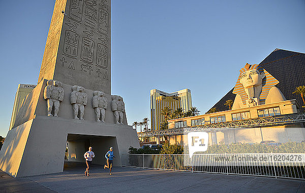 Zwei Läuferinnen laufen auf dem Las Vegas Strip  Las Vegas  Nevada  USA