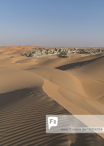 Fernblick auf das Wüstenresort Qsar Al Sarab inmitten von Sanddünen  Wüste Empty Quarter  Abu Dhabi  Vereinigte Arabische Emirate