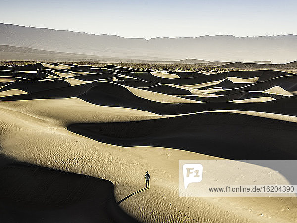 Einsamer Wanderer auf den Mesquite Flat Sanddünen  Death Valley National Park  Furnace Creek  Kalifornien  USA