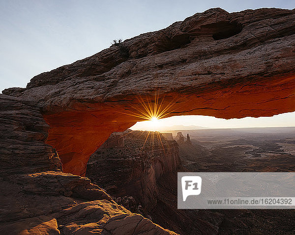 Mesa Arch in der Morgendämmerung  Canyonlands National Park  Utah  USA