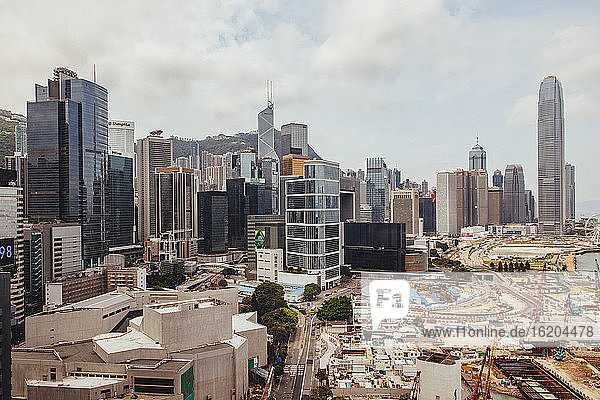 Stadtbild mit Baustelle und Wolkenkratzern  Downtown Hongkong  China