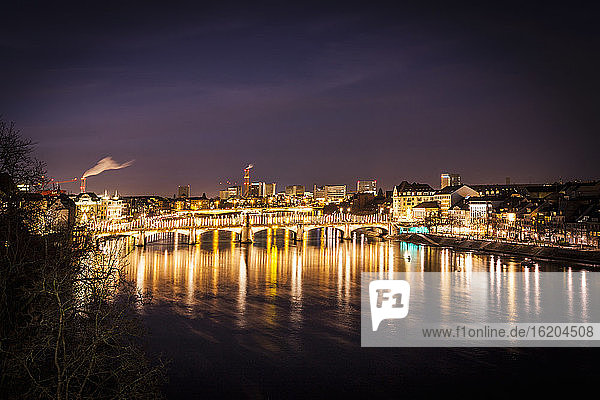 Brücke über den Rhein bei Nacht beleuchtet  Basel  Schweiz