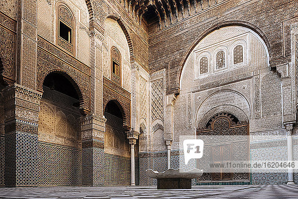 Innenraum der Al Attarine Madrasa  Fes  Marokko  Nordafrika
