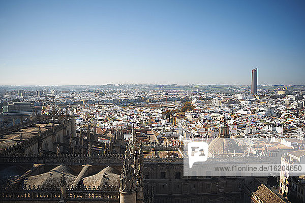 Stadtbild mit Wolkenkratzer in der Skyline  Sevilla  Andalusien  Spanien