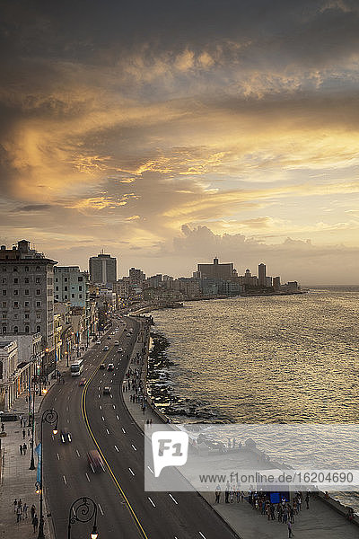 Blick von oben auf die Uferpromenade von El Malecon in der Abenddämmerung  Havanna  Kuba
