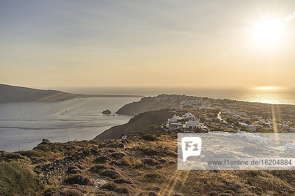 Blick auf Land und Meer bei Sonnenuntergang  Oia  Santorin  Griechenland