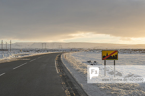 Straßenschild auf einer Landstraße im Winter  Reykjanes  Südisland