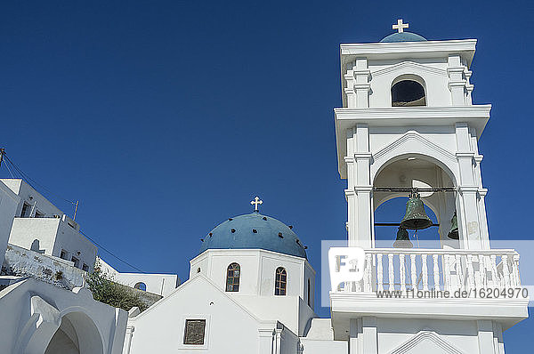 Blick auf Kuppelkirche und Glockenturm  Oia  Santorin  Griechenland