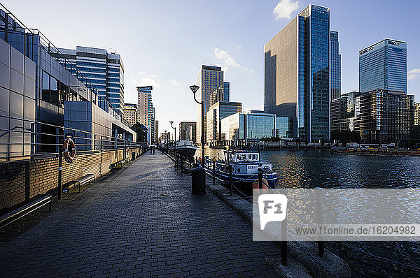 Waterfront in Canary Wharf  London  Vereinigtes Königreich