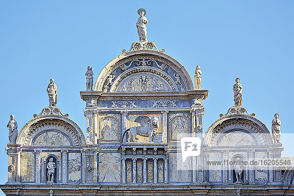 Detail einer religiösen Fassade  Venedig  Venetien  Italien