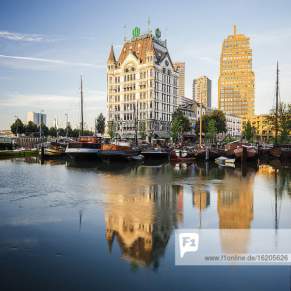 Das Weiße Haus und der Alte Hafen in der Morgendämmerung  Wijnhaven  Rotterdam  Niederlande