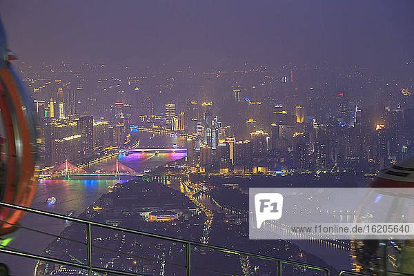 Blick auf das nächtlich beleuchtete Guangzhou vom Riesenrad aus  Canton Tower  China  in luftiger Höhe