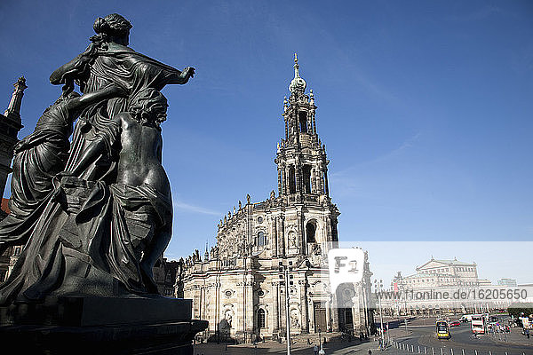 Erhöhte Ansicht des Denkmals und der Dresdner Kathedrale  Dresden  Deutschland