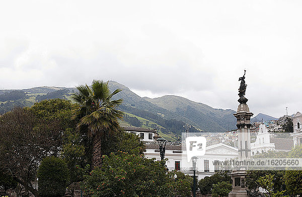 Erhöhte Ansicht der Statue auf dem Stadtplatz  Quito  Ecuador