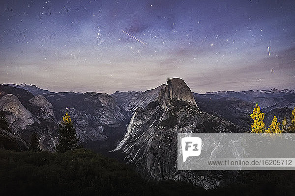 Berge und Sterne in der Abenddämmerung vom Glacier Point  Yosemite National Park  USA
