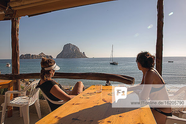 Zwei Touristinnen blicken auf Es Vedra  Ibiza  Spanien