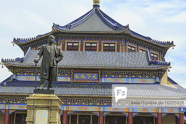 Niedriger Blickwinkel auf die Statue vor der Sun-Yat-sen-Gedenkhalle  Guangzhou  Guangdong  China