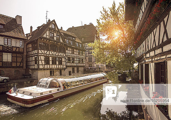 Kanalboot  das Touristen auf dem Kanal befördert  Straßburg  Frankreich