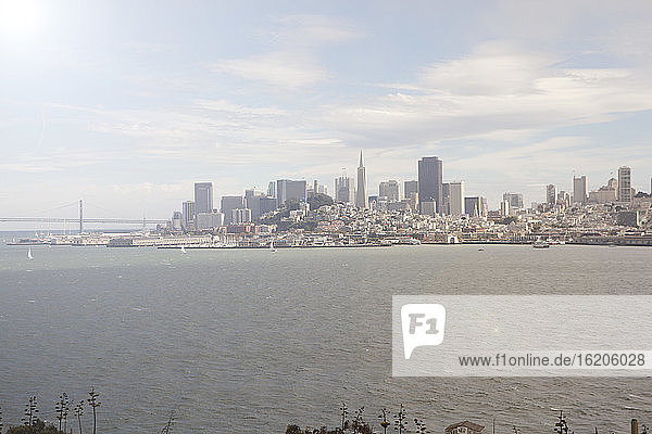 Fernblick auf das Hafenviertel und die Skyline der Stadt  San Francisco  Kalifornien  USA