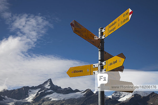 Straßenschilder  Matterhorn  Schweizer Alpen  Schweiz