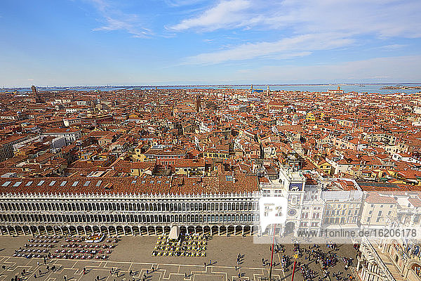 Stadtbild aus hohem Winkel vom Markus-Turm  Venedig  Venetien  Italien