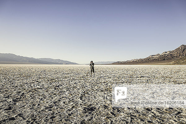Mann beim Fotografieren  Badwater Basin  Death Valley National Park  Furnace Creek  Kalifornien  USA