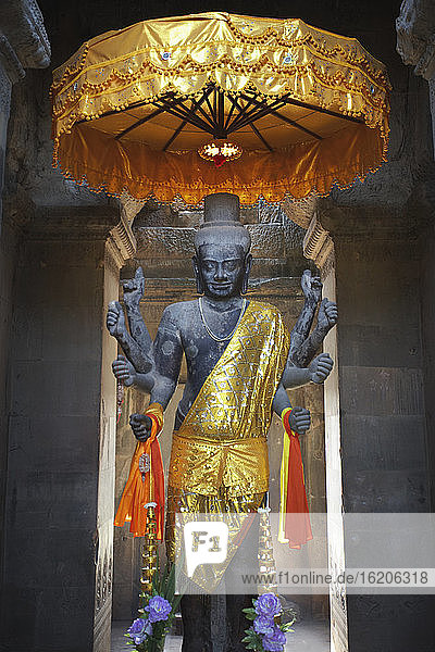 Religiöse Statue im Goldgewand  Angkor Wat  Siem Reap  Kambodscha