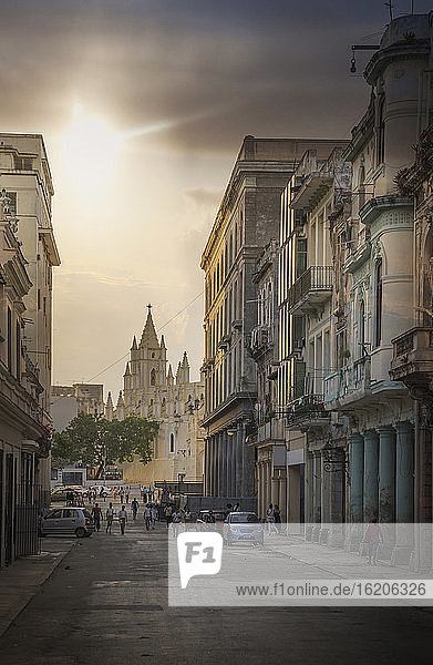 Sonnenuntergang in der Straße Alt-Havanna  Havanna  Kuba