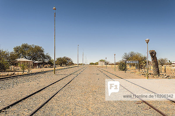 Schild für das Dorf Kalkrand an einer leeren Bahnstrecke  Hardap-Region  Namibia