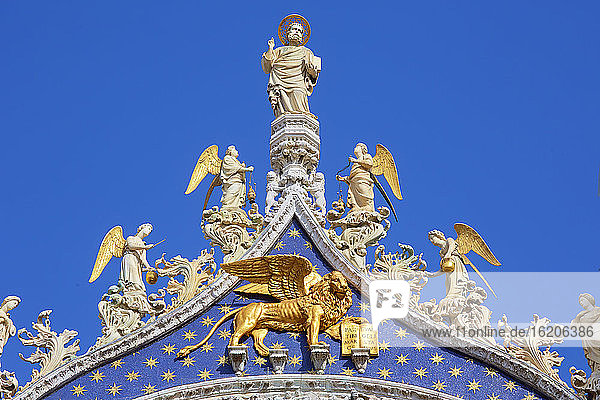 Detail der verzierten Fassade einer Kathedrale  Venedig  Venetien  Italien