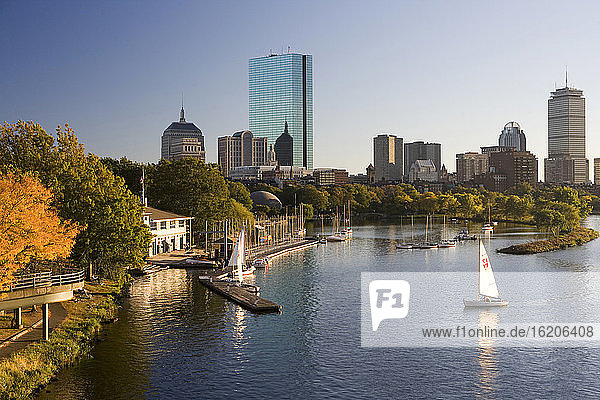 Blick auf die Skyline von Boston über den Charles River  Boston  Massachusetts. USA