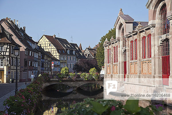 Mittelalterliche Häuser und Markt entlang des Kanals  Colmar  Elsass  Frankreich. Elsässische Weinstraße