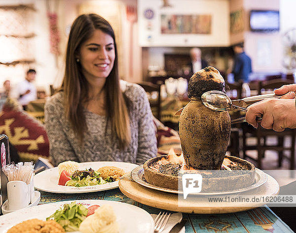 Junge Frau  die in einem Restaurant Essen serviert bekommt  Istanbul  Türkei