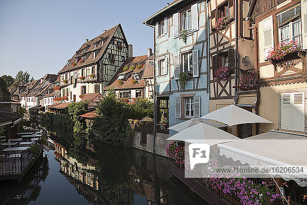 Mittelalterliche Häuser entlang des Kanals  Colmar  Elsass  Frankreich. Elsässische Weinstraße