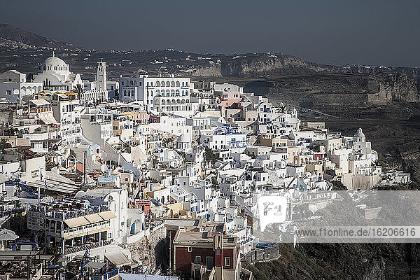 Stadtbild mit weiß getünchten Häusern  Santorin  Griechenland