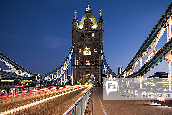 Blick auf die Ampelspuren auf der Tower Bridge bei Nacht  London  UK