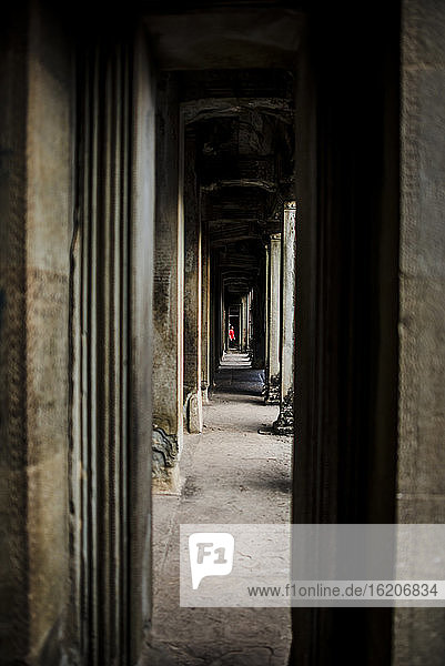 Abnehmende Perspektive des Korridors im Angkor Wat-Tempel  Siem Reap  Kambodscha