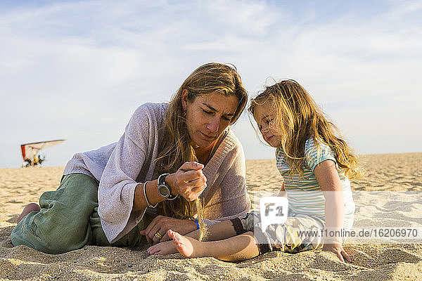 Mutter und Tochter spielen am Strand  Cabo San Lucas  Mexiko