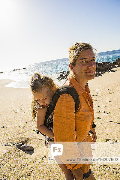 Mutter und Tochter am Strand  Cabo San Lucas  Mexiko