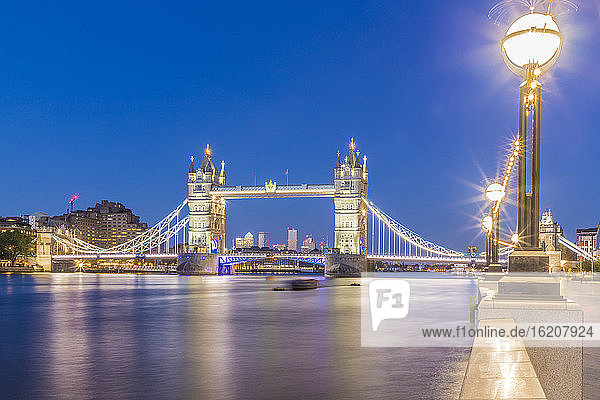 Tower Bridge und Themse bei Nacht  London  England  Vereinigtes Königreich  Europa