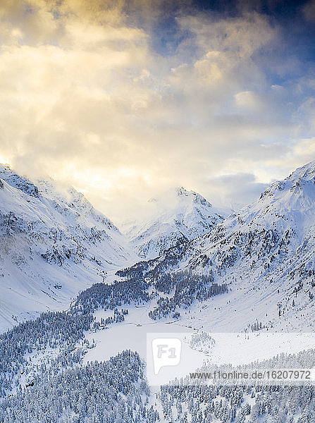 Luftaufnahme des Cavloc-Sees und der verschneiten Wälder  Bergell  Engadin  Kanton Graubünden  Schweiz  Europa