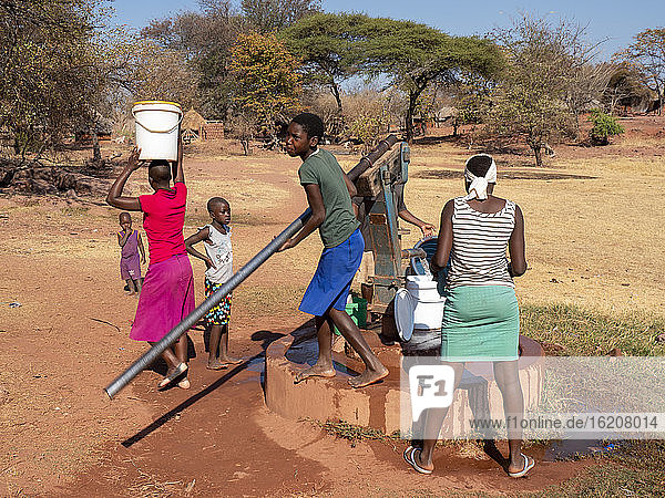 Abpumpen von Frischwasser aus einem Brunnen im Fischerdorf Musamba am Ufer des Kariba-Sees  Simbabwe  Afrika