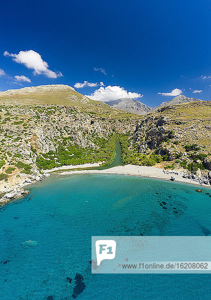 Luftaufnahme der Drohne vom Strand von Preveli  Retymno  Insel Kreta  Griechische Inseln  Griechenland  Europa