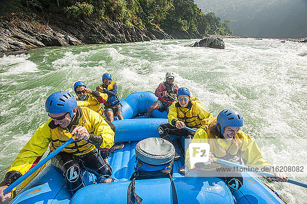Flößer durchqueren einige Stromschnellen auf dem Trisuli-Fluss  Nepal  Asien
