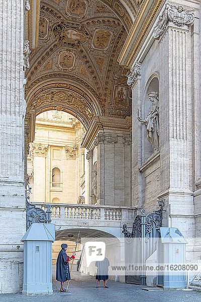 St. Peter's Square  St Peter's Basilica  member of the Pontifical Swiss Guard  The Vatican  Rome  Lazio  Italy  Europe
